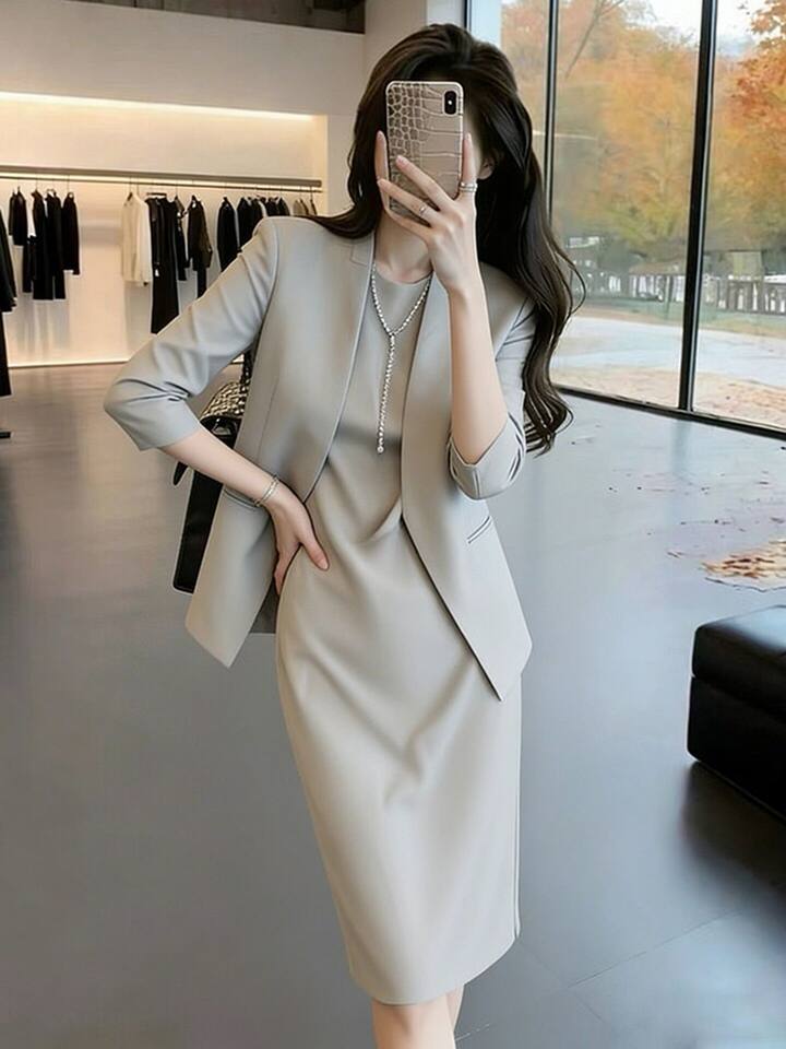 Bộ vest nữ cao cấp gồm áo vest và đầm liền thân hai mảnh, tay lửng, cổ vest, váy midi dáng đứng — Màu xám nhạt chi tiết 2