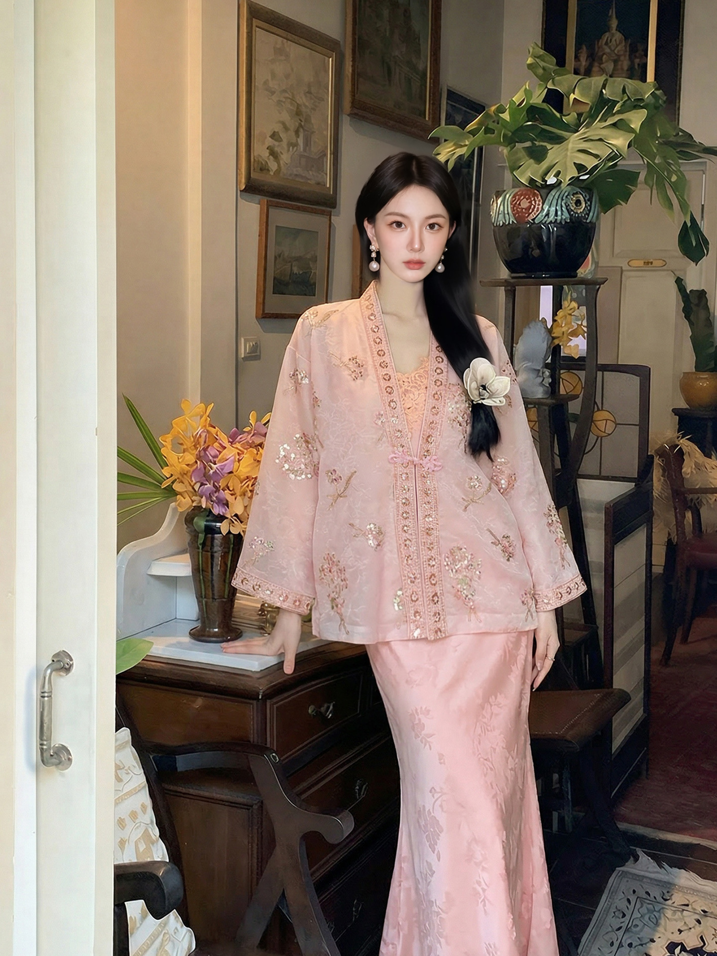 Bộ đầm dây kèm áo khoác thêu hoa phong cách Trung Hoa hiện đại — bộ đồ, đầm dây, Áo khoác màu hồng