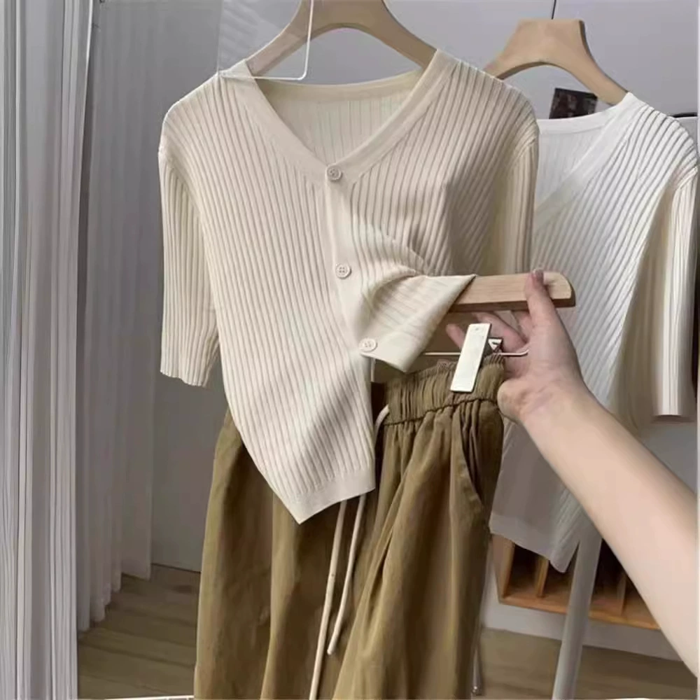 Футболка с короткими рукавами из ледяного шелка с v-образным вырезом плеча женская летняя тонкая 2024 новый дизайн чувство нишевой шикарный короткий вязаный кардиган