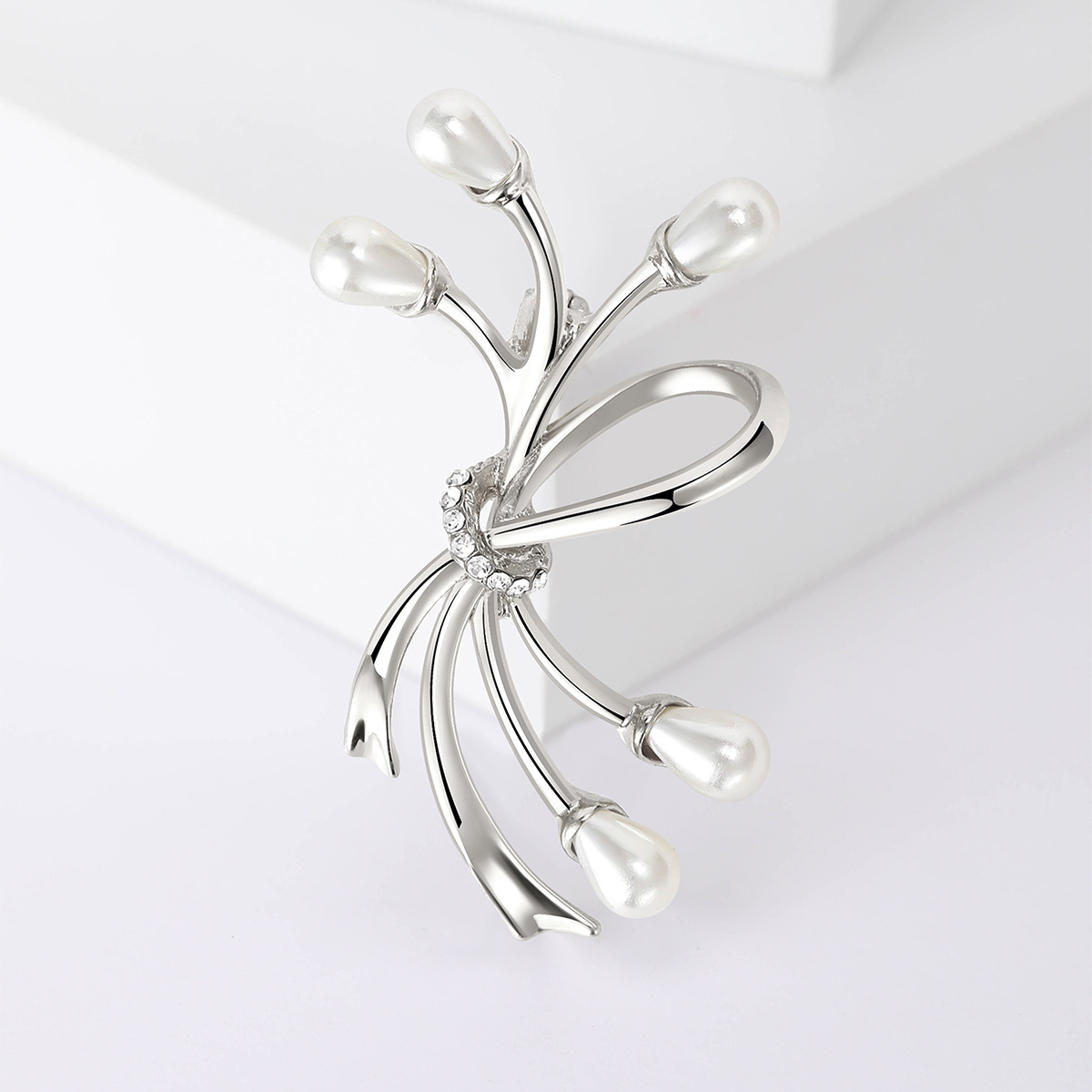 Elegant Einfacher Stil Bogenknoten Legierung Überzug Inlay Künstliche Perlen Strasssteine Frau Broschen display picture 6
