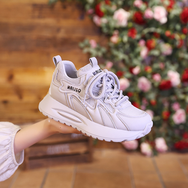 Red zapatos blancos para mujeres 2026 nuevo verano transpirable deportivo ocio suela gruesa aumentó la altura universal zapatos de moda de mujeres