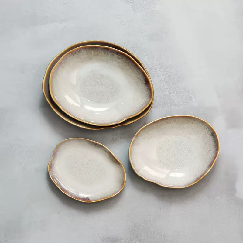 Platos caseros de cerámica creativos transfronterizos irregulares Platos de fiador de carne Platos occidentales de estilo europeo de alto valor bajo vidriado Platos de desayuno