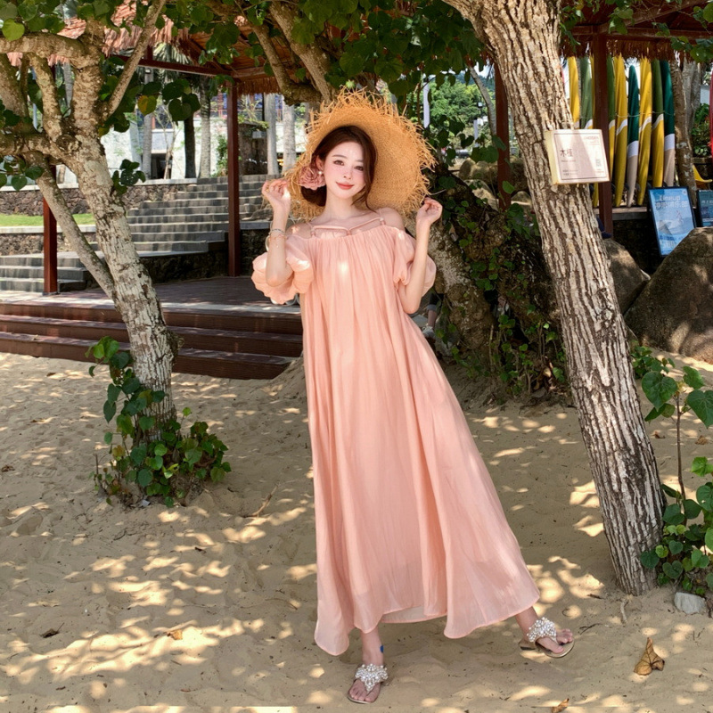 Real Shot Of A Gentle Style Off-Shoulder Short-Sleeve Vacation Dress, Loose-Fitting, Perfect For Island Travel And Photo_voghion.com