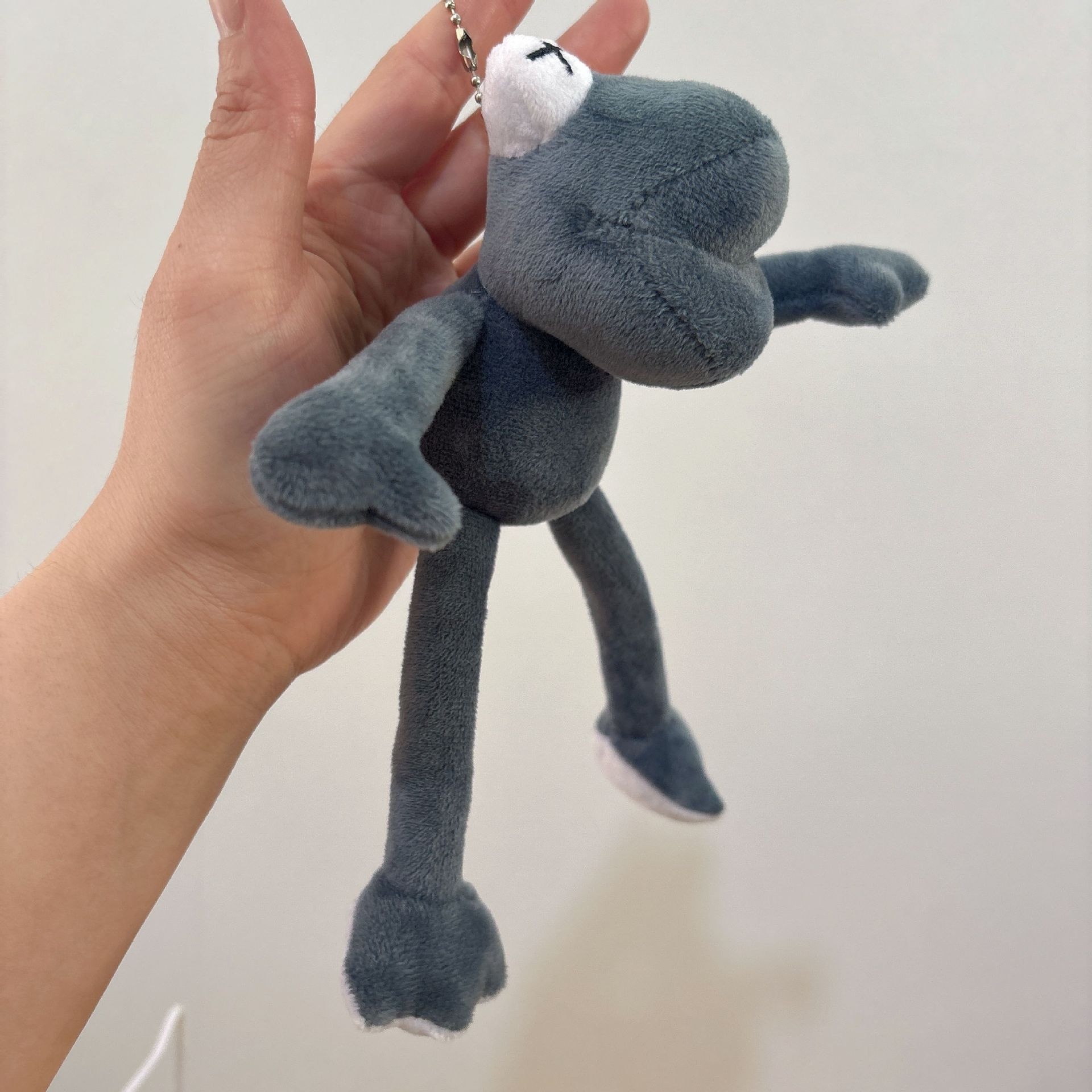 Piernas largas rana colgante de felpa puesto de tienda muñeca muñeca al por mayor muñeca Douyin muñeca de dibujos animados llavero juguete de peluche