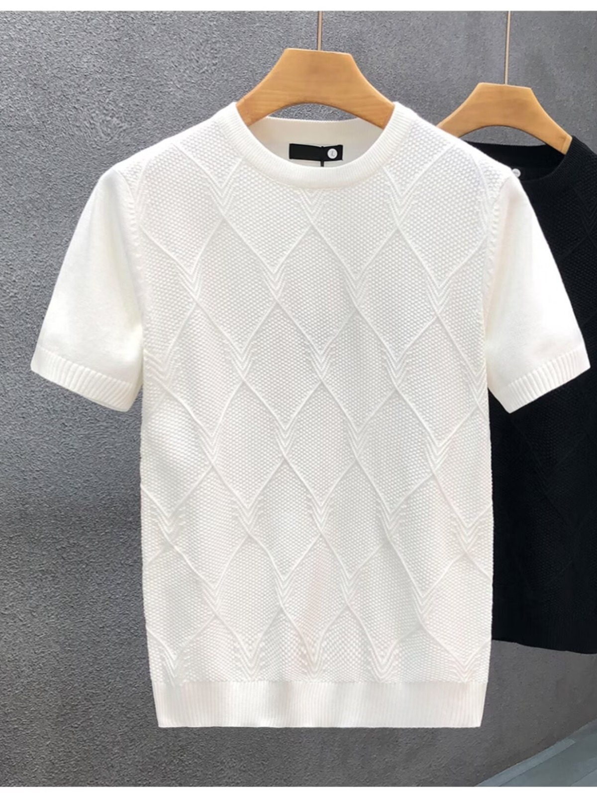 White summer men's knitted base body-friendly sweater