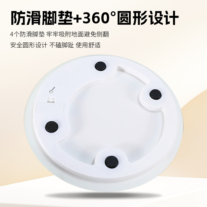 La cara sonriente creativa del fabricante pesa la báscula electrónica del cuerpo humano inteligente y precisa.