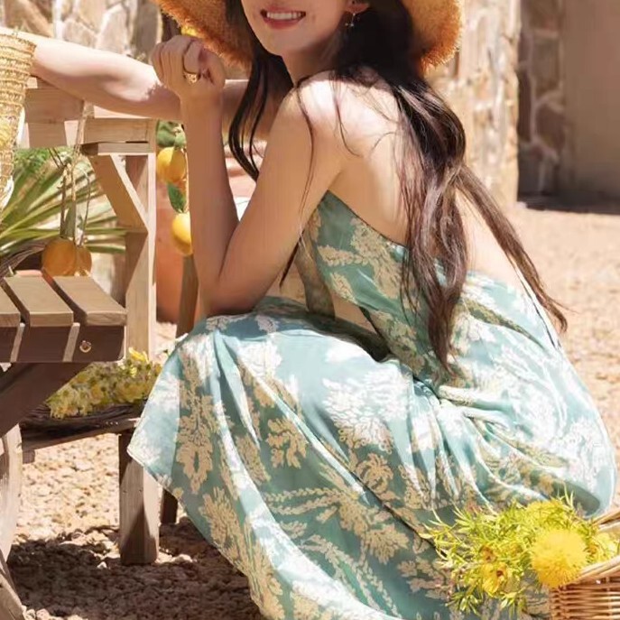 杨凯雯同款孔雀蓝v领碎花挂脖吊带连衣裙女夏法式度假风露背长裙|undefined