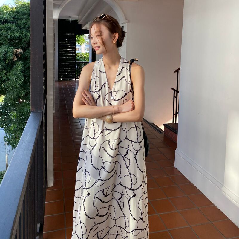 8263 Summer Design with Simple Lines, Sleeveless Halter Neck Dress, Slimming, High-End, Elegant Casual Long Dress