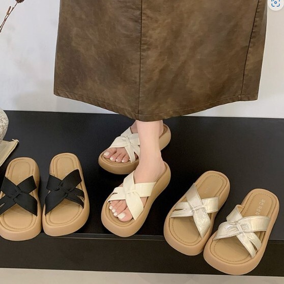 High-Appearance Closed-Toe Slippers for Women, Summer Outdoor Wear, 2026 New Summer Style, Suitable for Pairing with Skirts, Silver Bow Half-Slippers