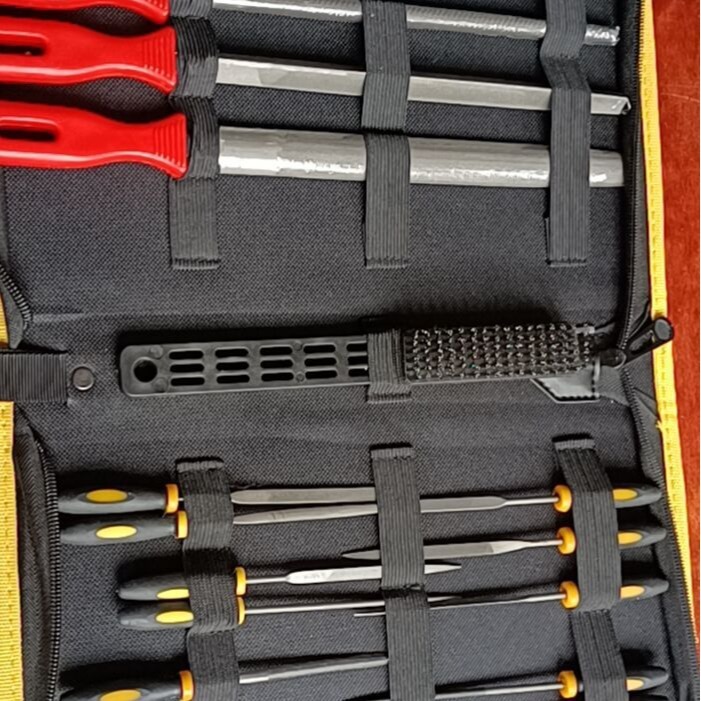 メーカーは18点セットの工具セットを提供しています。|undefined