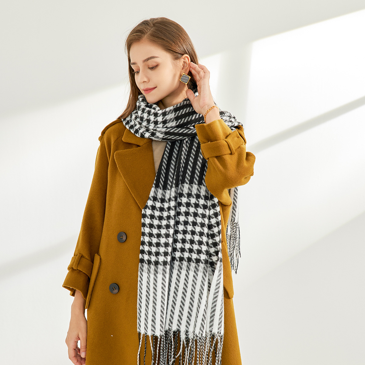 INS simple elegante bufanda de pata de gallo marrón para mujer Otoño e Invierno estilo coreano versátil Cachemira grueso chal cálido