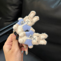 ぬいぐるみのウサギのヘアピンは甘くて可愛いです。