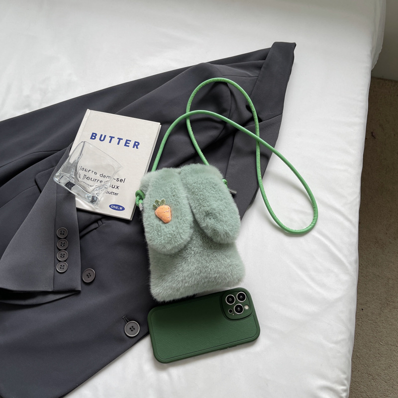 El bolso de teléfono móvil de nicho popular transfronterizo 2025 imita la moda del visón, con un bolso de pelo de oreja de conejo en un hombro.