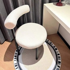 化粧椅子の背もたれのシンプルなクリームスタイルの金属の化粧腰掛けのサブネットは赤いです。