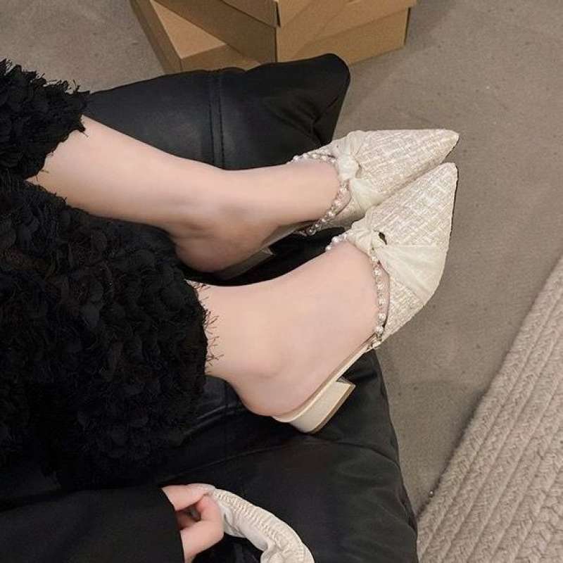 Xiaoxiangfeng Baotou ハーフスリッパ女性の夏アウター 2025 新しいパール厚いヒールミュールポインテッドトゥミッドヒールサンダル|undefined