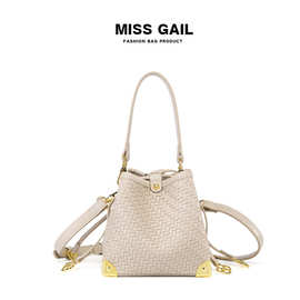 高级感编织悠闲水桶包女2026休闲包包时尚流行通勤单肩包手提包