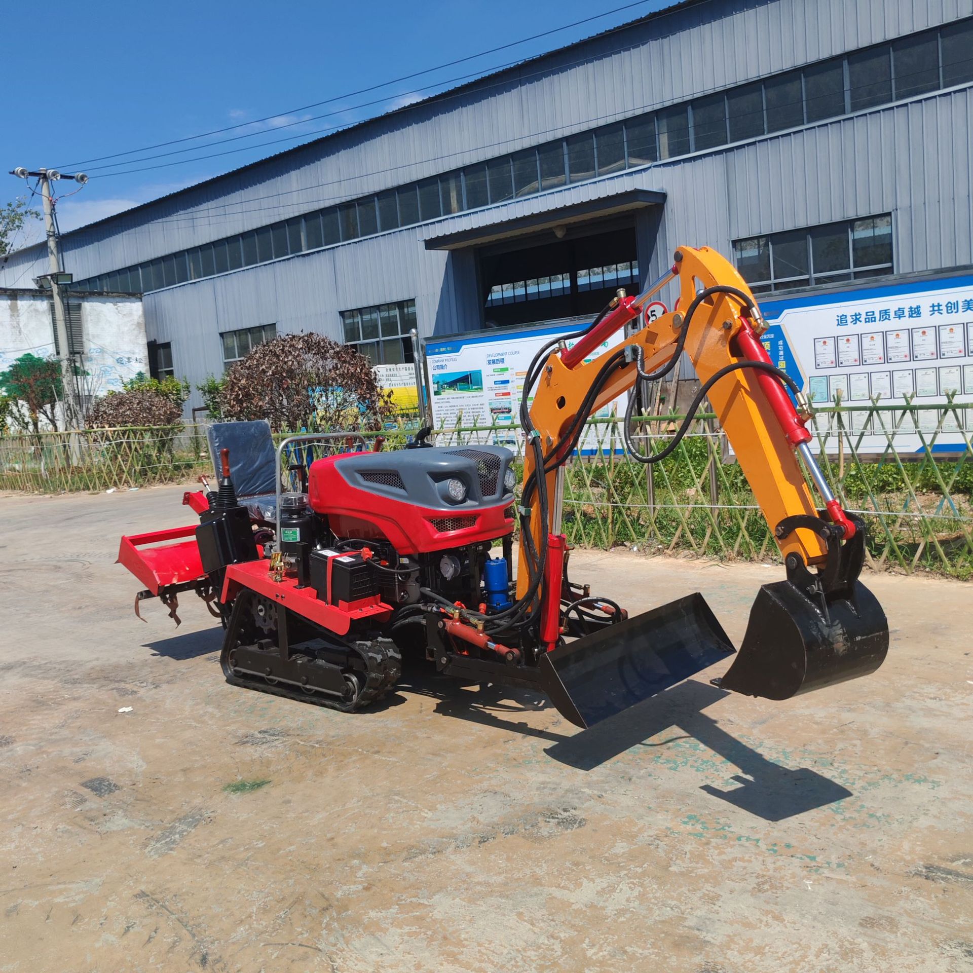 35 Hp Crawler Tillage Machine with Digging Arm, Dry Land Crawler Tillage Machine, Garden Management Machine