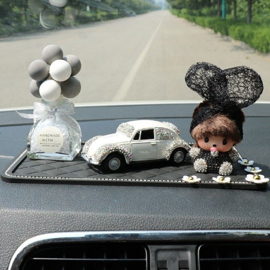 Little Daisy modelo de coche decoración de coche coche clásico aleación personalidad arco decoración de coche consola central cojín de pelo mujer