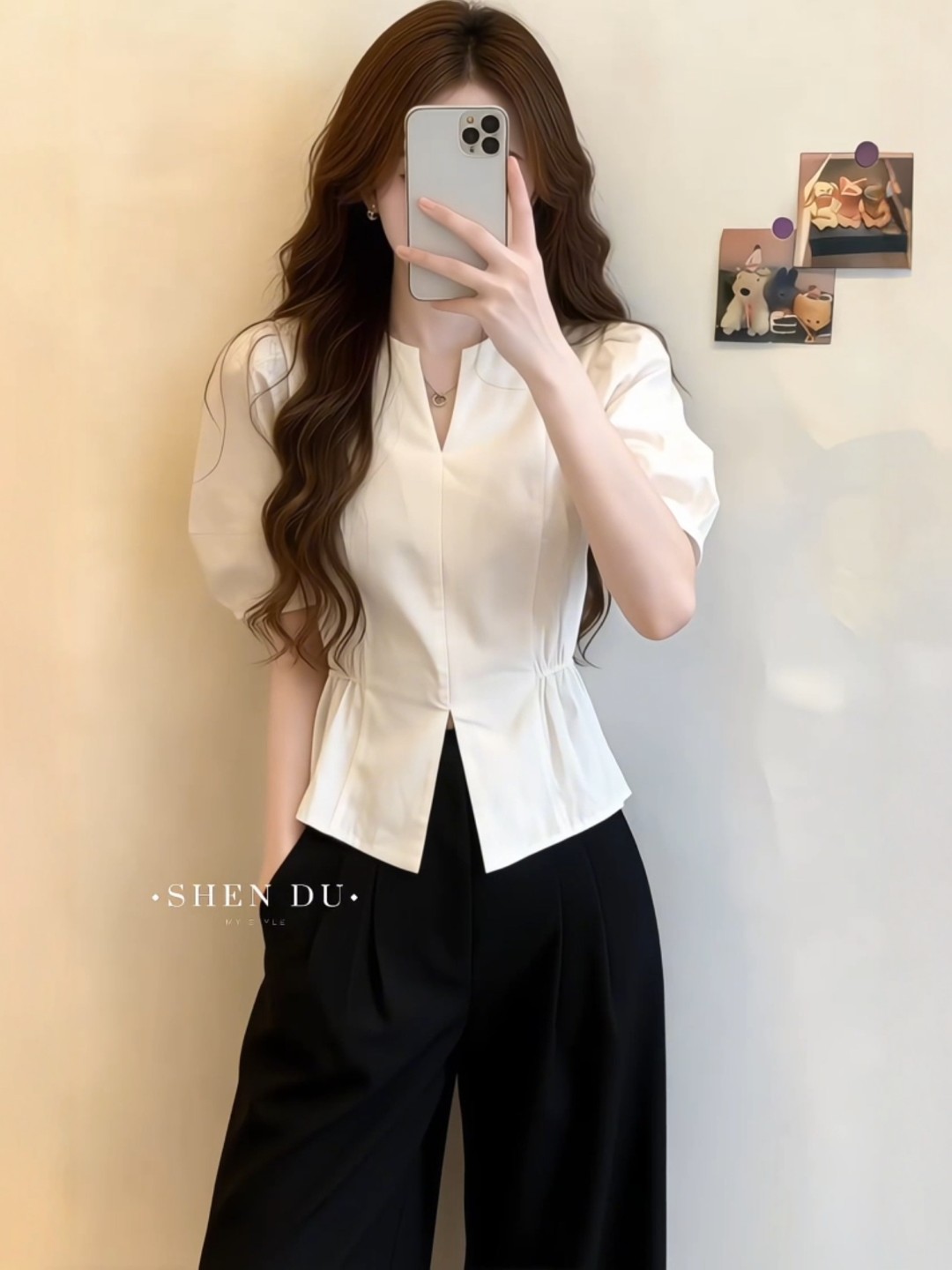 Áo sơ mi ngắn tay trắng nữ tính, dáng ôm eo, phong cách trẻ trung — màu trắng
