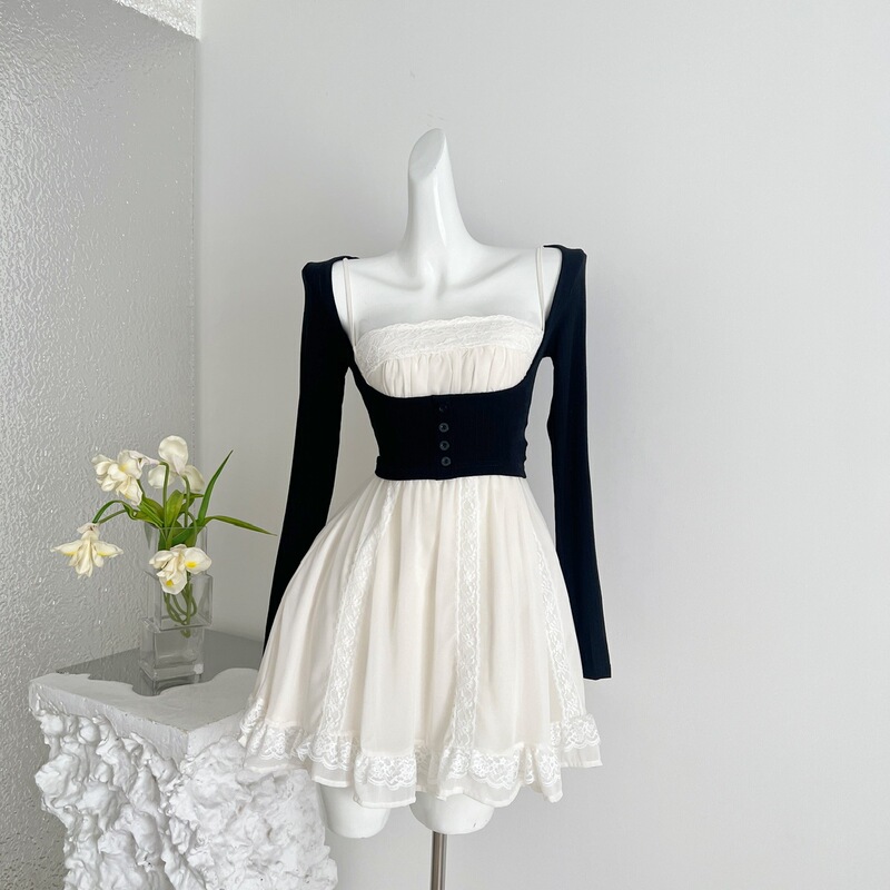 Gentle girl U-neck T-shirt paired with lace-trimmed suspender dress two-piece set Gentle girl U-neck T-shirt paired with lace-trimmed suspender dress two-piece set