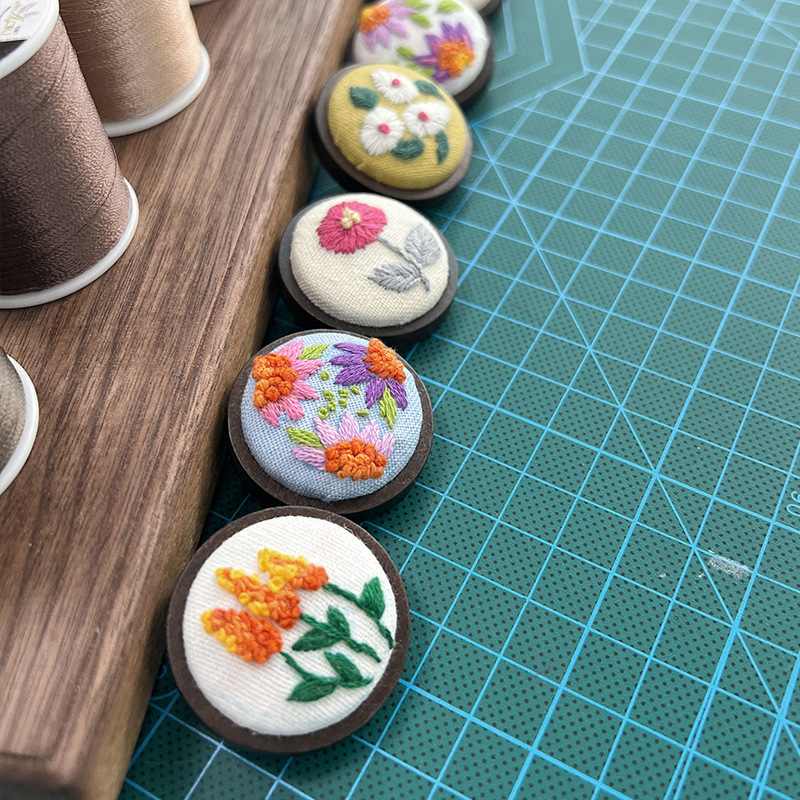 Bordado hecho a mano DIY creativo broche joyería de dibujos animados lindo insignia accesorios niños pareja regalo