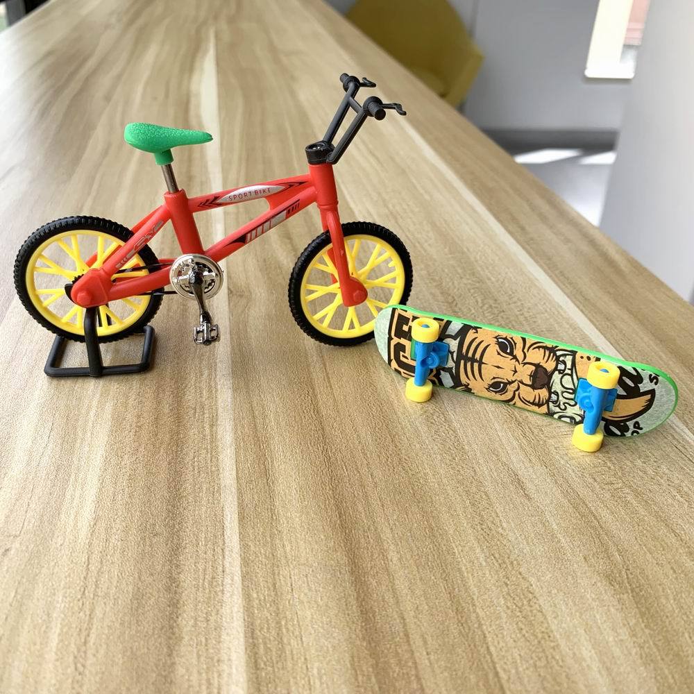 Desktop educational toys fingertip sports suit boy mini bicycle simulation finger skateboard night market wholesale