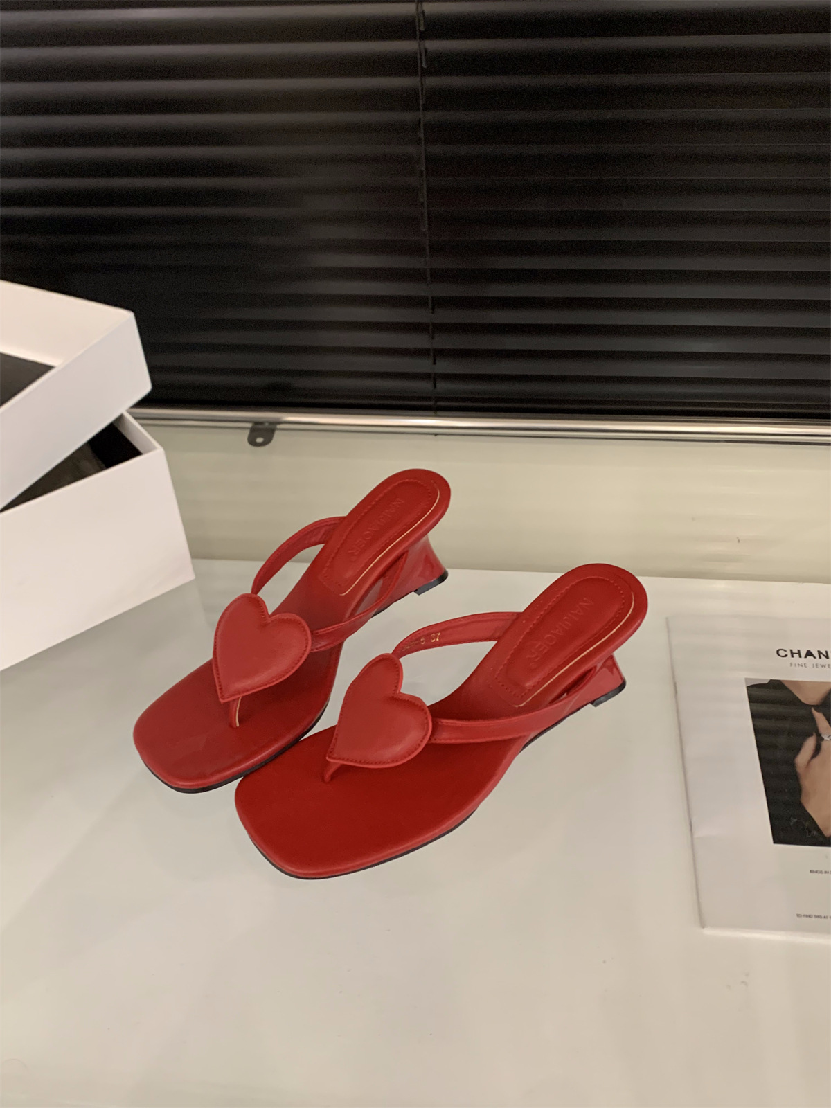 Zapatos rojos de tacón alto, chanclas de cuña, zapatos de mujer, sandalias y sandalias de amor de temperamento de verano 2025