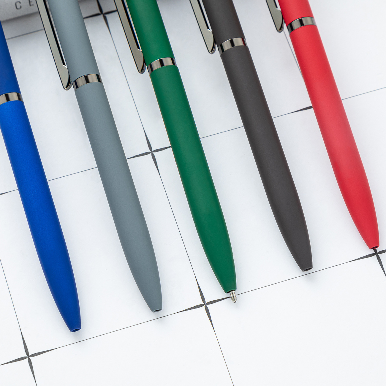 Bolígrafo de pantalla táctil con pulverización de pegamento para imprimir logotipo de regalo comercial bolígrafo de publicidad metal multicolor rotativo bolígrafo táctil