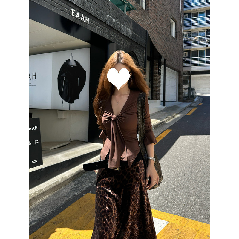 大码胖MM美式辣妹咖色V领扭结长袖T恤女2025秋季修身短款打底上衣|undefined