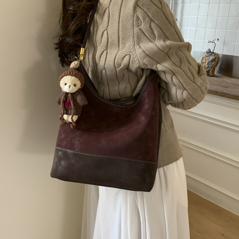 Bolsa de pan retro de terciopelo esmaltado de mujer coreana color combinado simple bolso de cubo de transporte 2025 nuevo estilo de alta sensación bolso de hombro