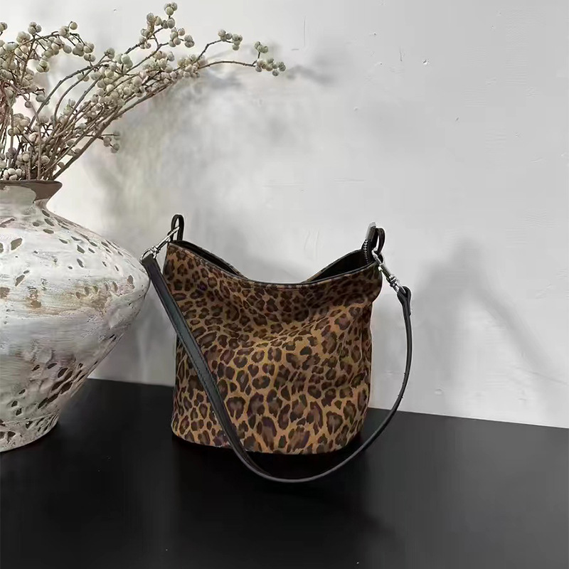 Fashion leopard print matte cowhide 2024 new bucket women's leather niche high-end one shoulder tote bag_voghion.com