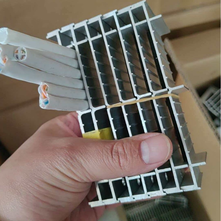 铝合金固线器厂家机房理线器加工机柜固线器夹线板综合布线卡线扣