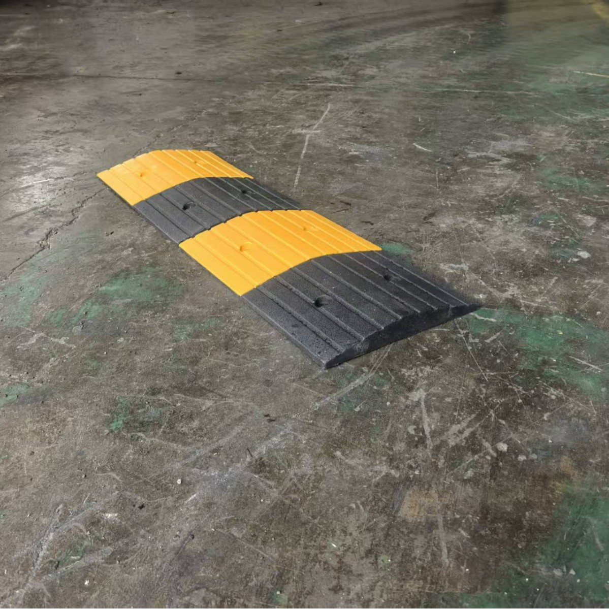 Rubber Speed Bumps, Cast Steel Thickened Traffic Facilities, Cast Iron Speed Limit Reduction Bumpers, Speed Humps