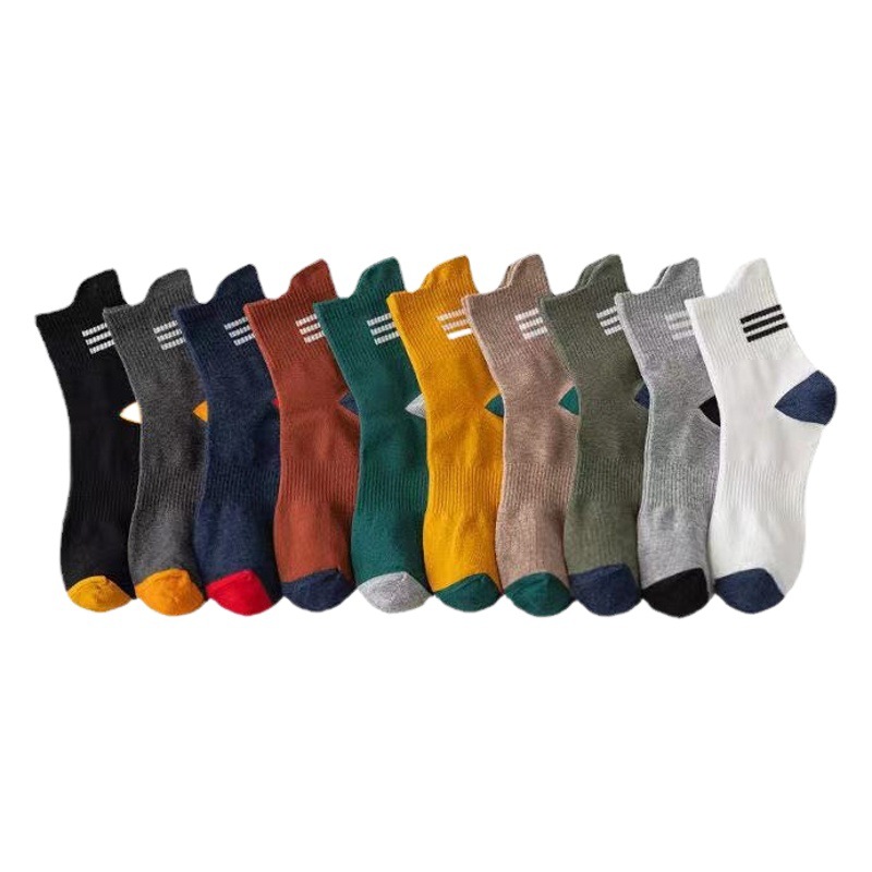 Mediados de la pantorrilla calcetines de los hombres de otoño e invierno de color de contraste transpirable absorbente del sudor Deportes calcetines de los hombres de moda ins alta-top versátil calcetines de algodón casual al por mayor