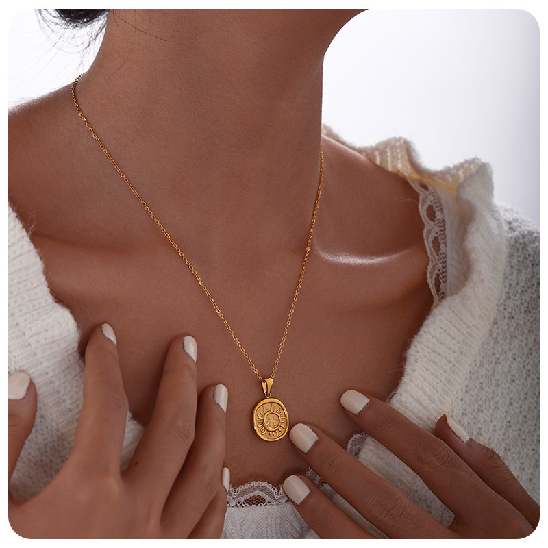 TENA retro relieve sol estrella luna colgante collar de titanio de acero de oro 18k joyas temperamento al por mayor