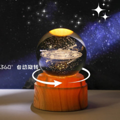 クリスタルボール ライト付き 回転発光 ナイトライト 3D内部彫刻 星空ガラスボール デスクトップ雰囲気ランプ 誕生日プレゼント