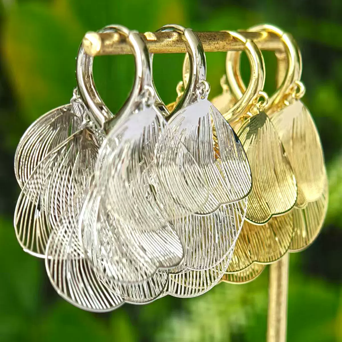 2025年轻奢小众夸张花瓣金属感长款流苏耳环时髦设计感气质耳扣