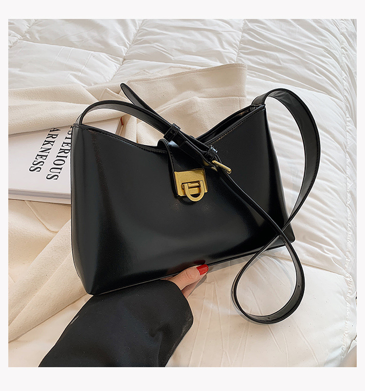 2021 New Bucket Female Bag Korean Solid Color Large-capacity Commuter Diagonal Bag display picture 28