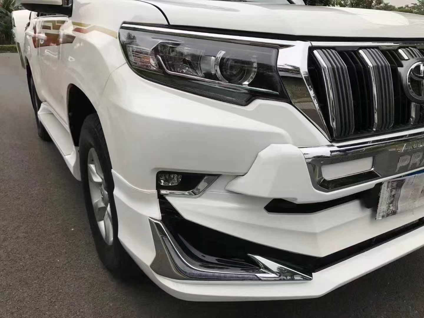 Suitable for 18 Models of the Prado Mona Lisa with Front and Rear Lighted Bumpers and Modified Bumper Guards