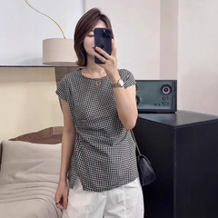 女性のためのデザインされた小さなフライングスリーブチェック柄シャツ 2025 新しい夏のハイエンドのユニークで美しい年齢を減らすシャツトップ
