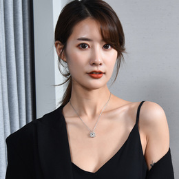 A new type of two-wearing heart-to-heart women's opening and closing four-leaf clover necklace fashion love folding creative collarbone