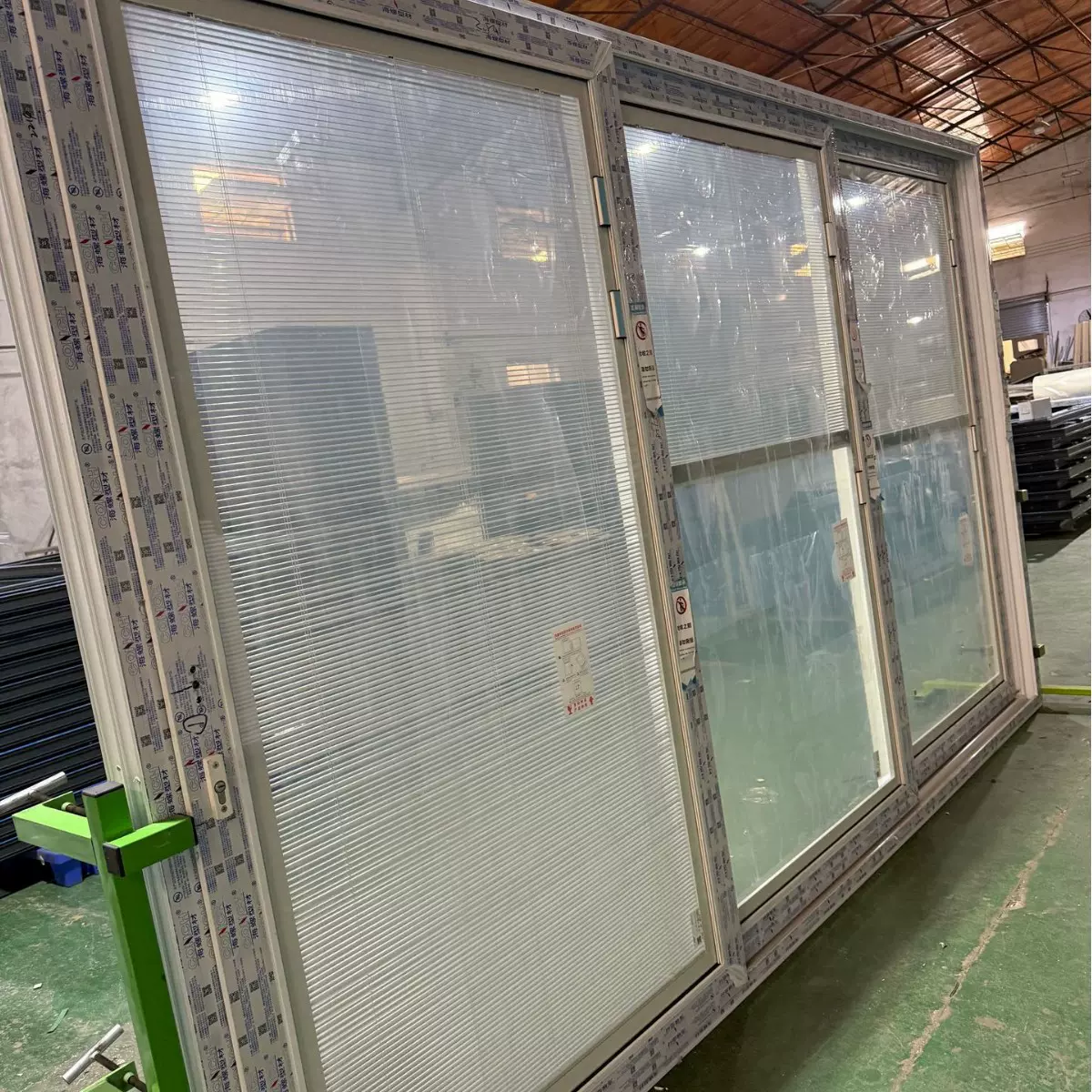 佛山门窗长期出口UPVC88、112系列的推拉门窗,内置中空百页玻璃