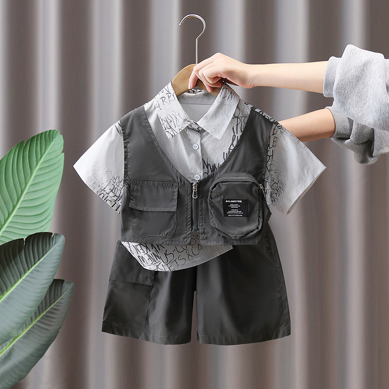 7220 Traje de verano para niños 2025 Nuevo estilo para niños Camisa a rayas de dos piezas falsa coreana Verano neto neto traje de dos piezas