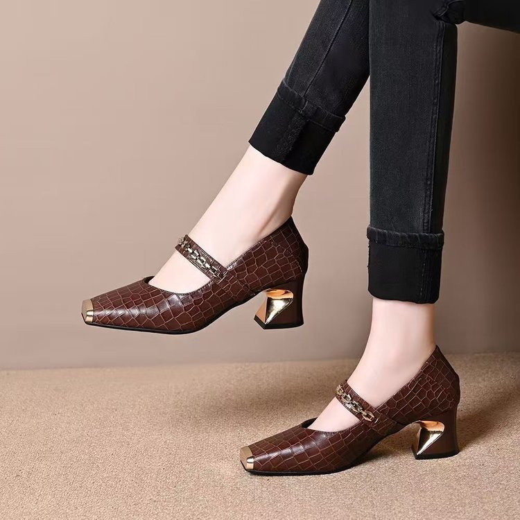 Cabeza cuadrada, boca superficial, zapatos de talón grueso para mujeres 2025, nuevo otoño de cadena de metal, cuero suave, zapatos de cuero de talón medio