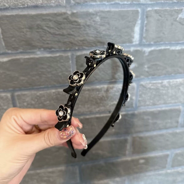 Black dot diamond flower style