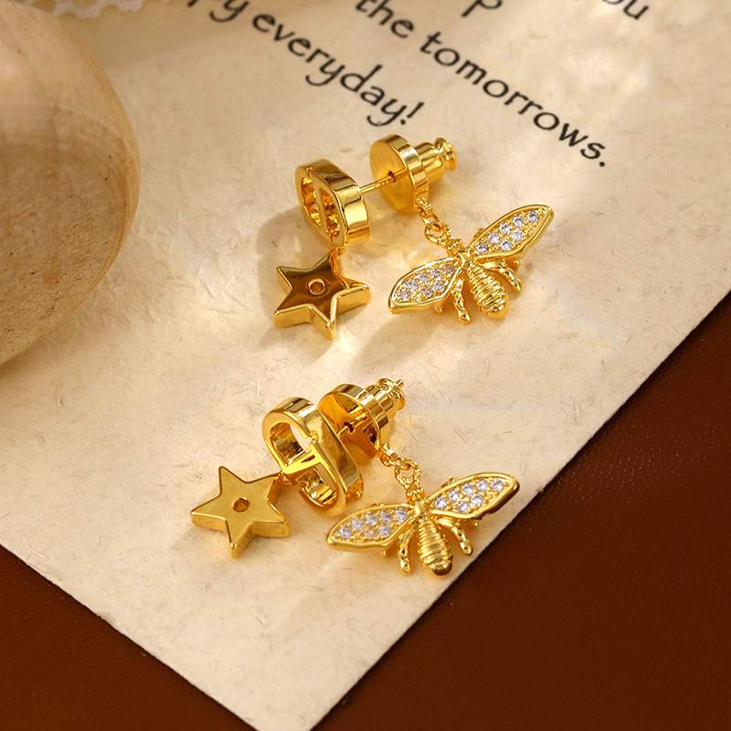 CD clásico abeja circón aretes delantero y trasero de doble propósito estrellas de alta calidad Pendientes de aguja plateada pequeño libro rojo con el mismo estilo de joyería de oreja