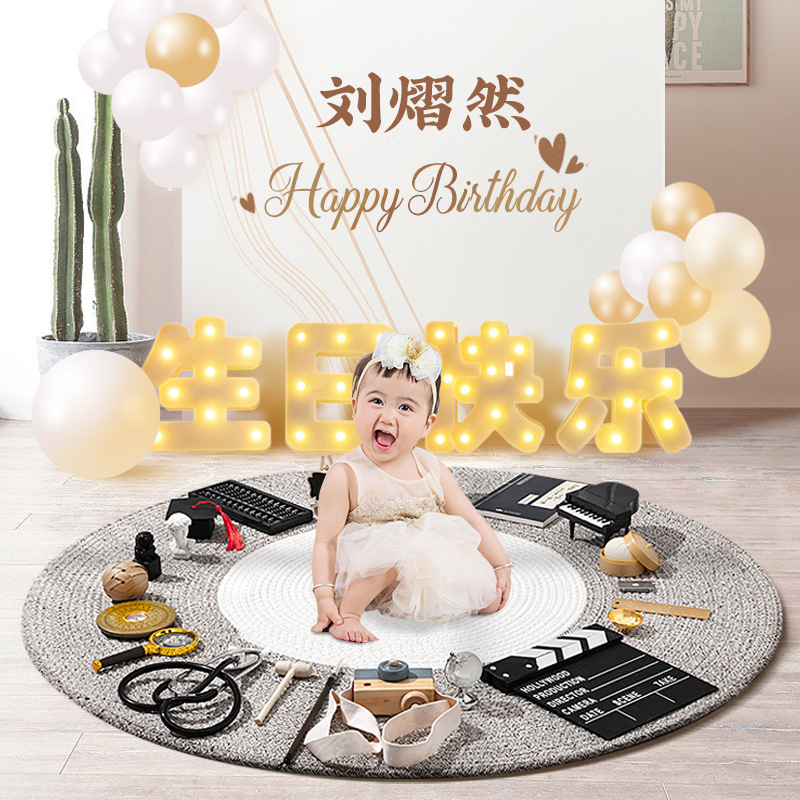 Cumpleaños para bebés con un conjunto de artículos individuales de adquisición de la semana. Juegos de cumpleaños de tres caracteres modernos.