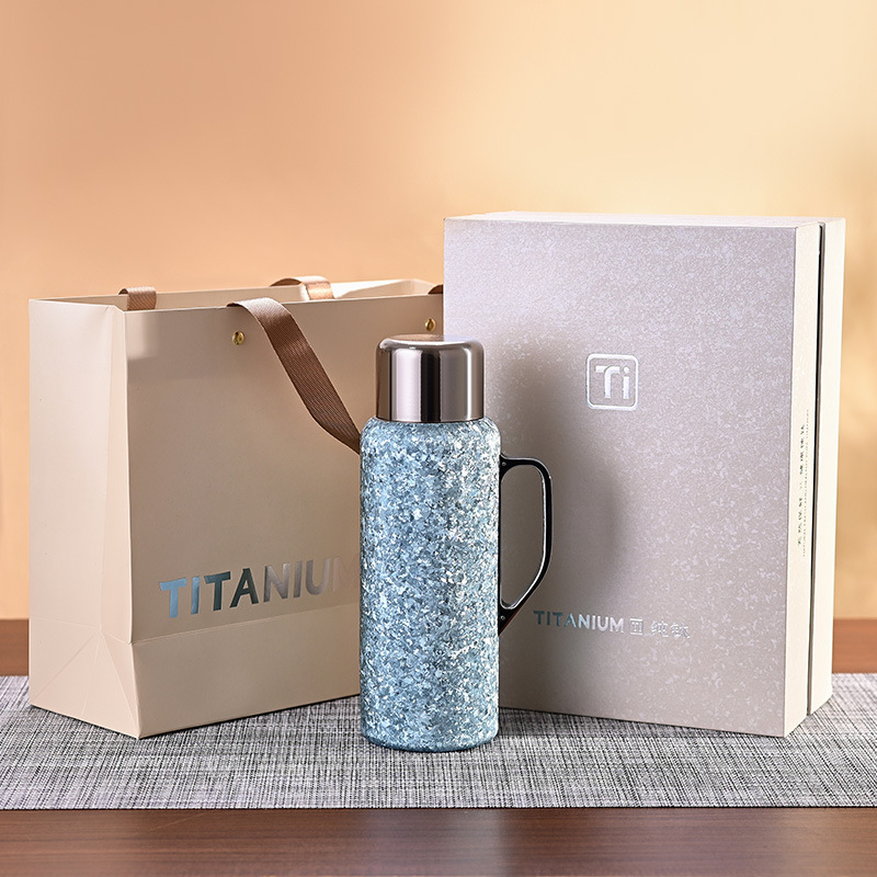 Taza de titanio Taza de titanio puro Taza de aislamiento térmico de alta capacidad de separación de té Taza de aislamiento térmico montada en automóviles Taza de titanio para hombres