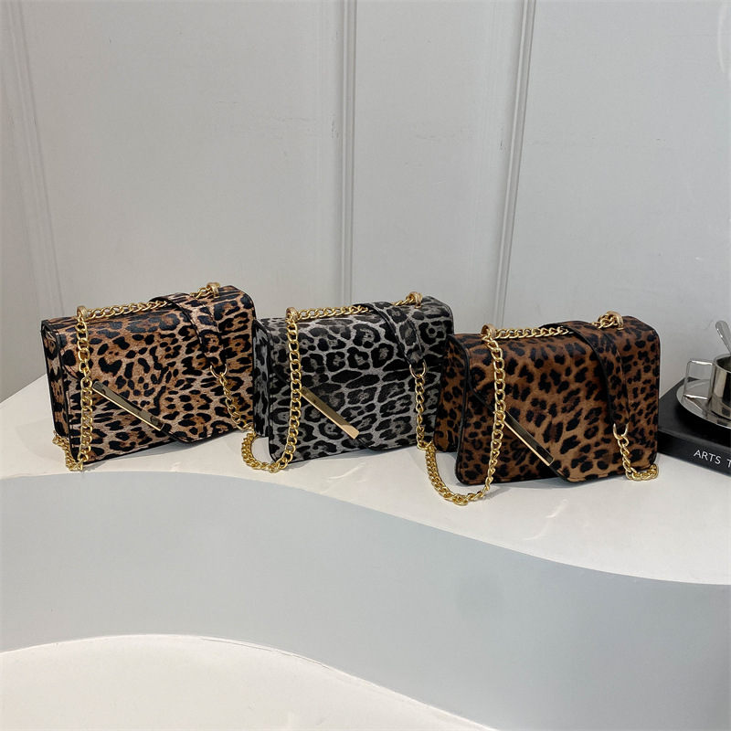2025 primavera nuevo nicho de diseño de leopardo bolso de hombro de moda simple bolso de brazo personalidad cadena mochila