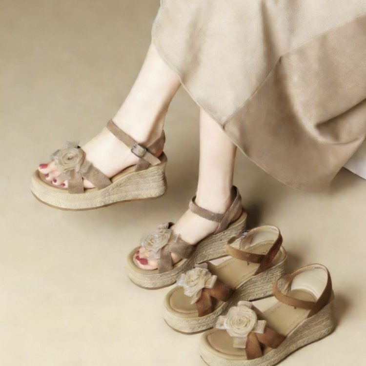 Sandalias de tacón de cama para mujeres 2026 verano nuevas sandalias casuales romanas con falda floral ligera zapatos de madre